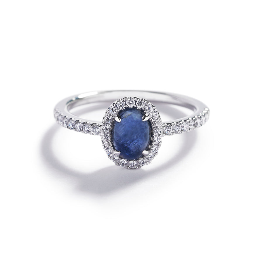 Safir rosetring i 18 karat hvidguld prydet med en 1,10 ct. cabochonsleben Grønlandsk Blå Safir omkranset af 34 Top Wesselton/VVS-VS diamanter, i alt 0,24 ct.