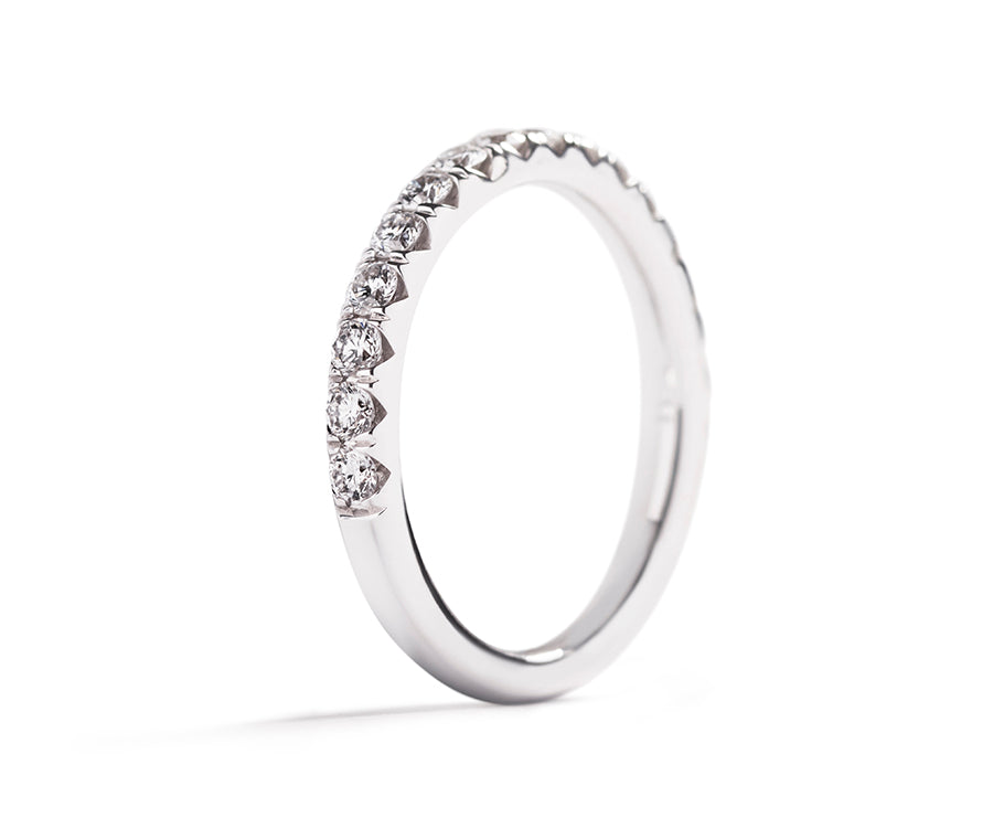 Copenhagen Classic alliancering i 18 kt. hvidguld med 16 brillanter