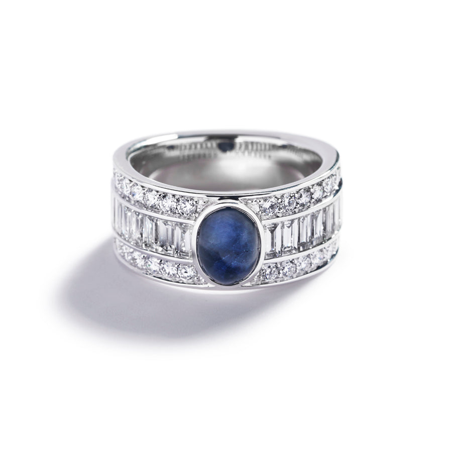 Safir ring i 18 karat hvidguld prydet med en 1,66 ct. cabochonsleben Grønlandsk Blå Safir samt 16 baguetteslebne Top Wesselton/VVS-VS diamanter, i alt 1,32 ct. samt 28 Top Wesselton/VVS-VS brillanter, i alt 0,68 ct.