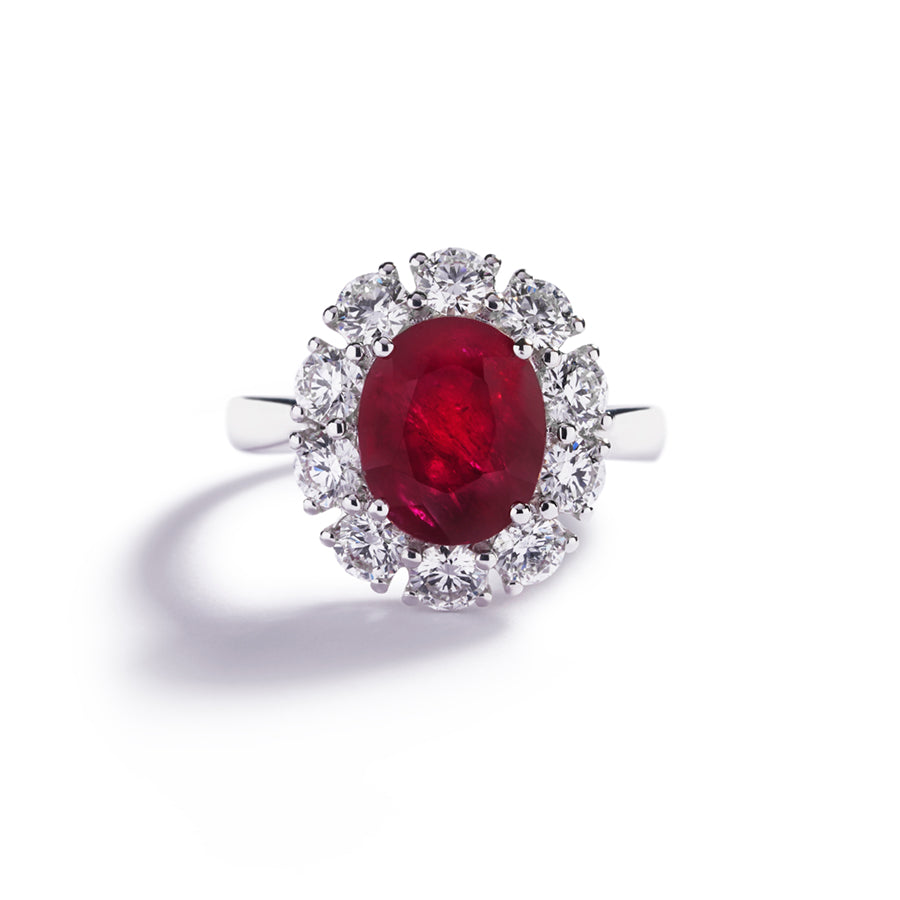 Rosetring i 18 kt. hvidguld prydet med en 4,14 ct. facetsleben Grønlandsk Rubin omkranset af 10 Top Wesselton/VVS-VS diamanter, i alt 1,62 ct.