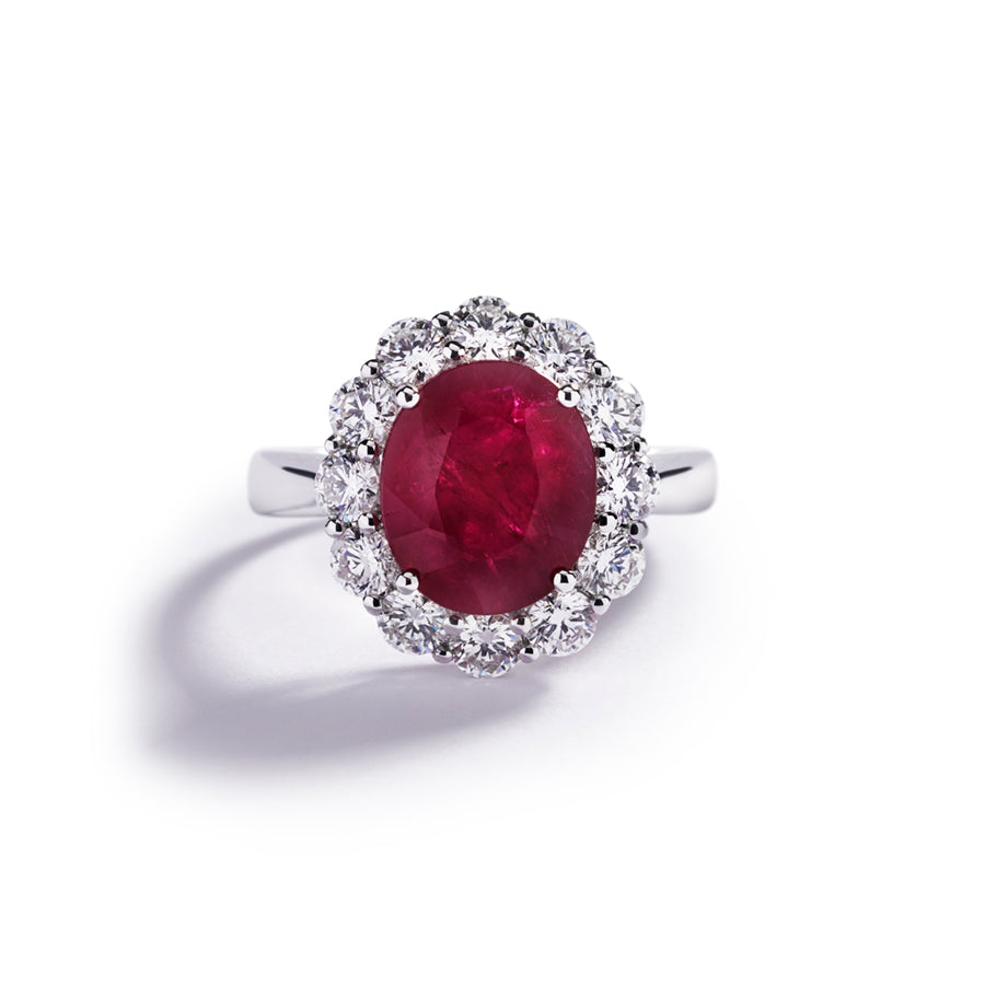 Rosetring i 18 kt. hvidguld prydet med en 3,37 ct. facetsleben Grønlandsk Rubin omkranset af 12 Top Wesselton/VVS-VS, i alt 1,23 ct.
