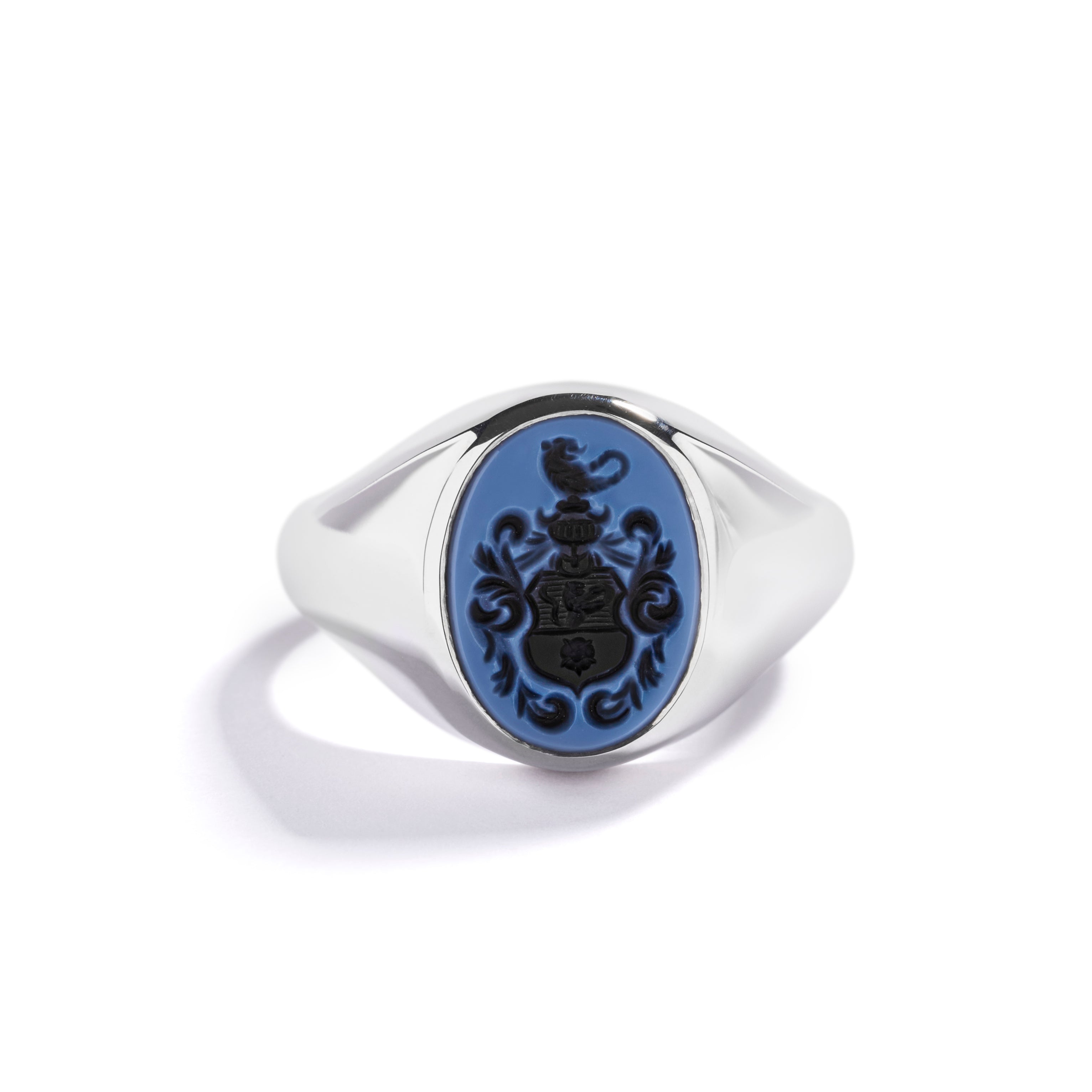 Signetring i 18 kt. hvidguld prydet med blå agat sat med camé indgravering.