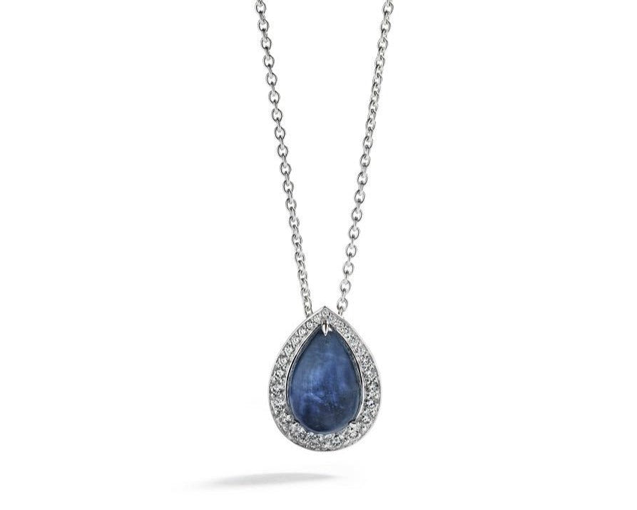 Rosetvedhæng i 18 kt. hvidguld prydet med en 10,50 ct. dråbesleben Grønlandsk Blå Safir omkranset af 25 Top Wesselton/VVS-VS brillanter, i alt 0,54 ct.
