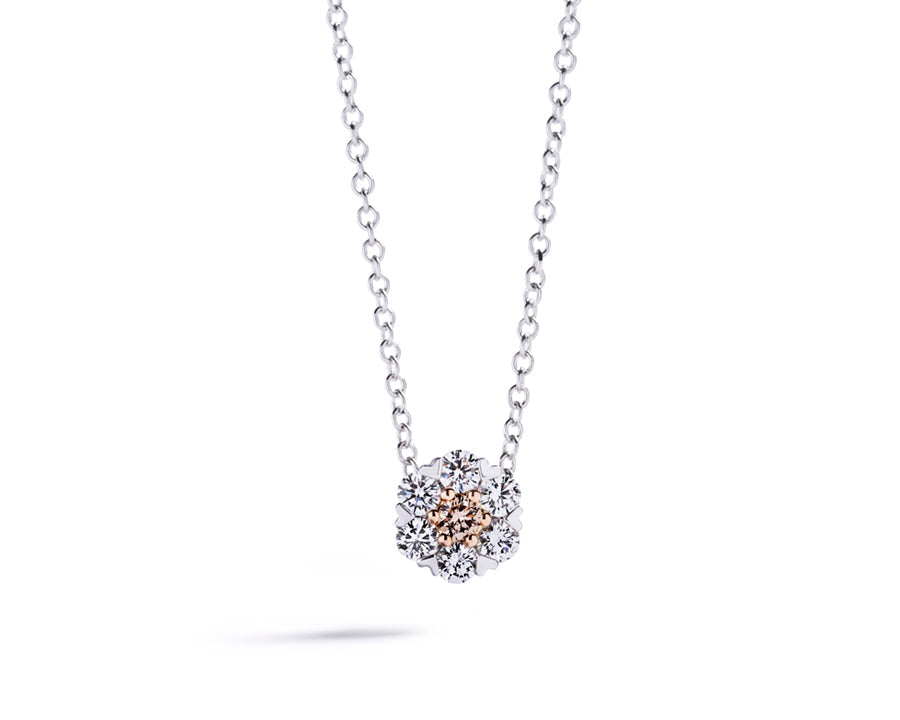 Diamant rosetvedhæng i 18 kt. hvidguld prydet med en 0,08 ct. champagnefarvet C5/VS brillant omkranset af 6 Top Wesselton/VVS-VS brillanter, i alt 0,40 ct.  