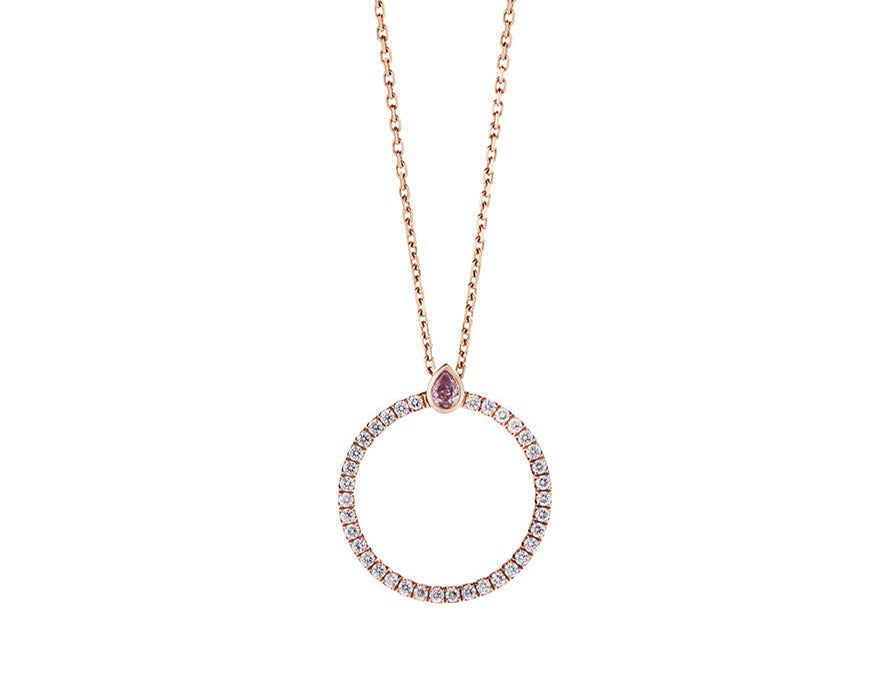 Cirkelhalskæde i 18 kt. rosaguld prydet med 36 Top Wesselton/VVS-VS brillanter, i alt 0,22 ct. samt en 0,06 ct. dråbesleben Natural Fancy Intense Pink/SI diamant.                                                                         Kæden måler 42-45 cm.