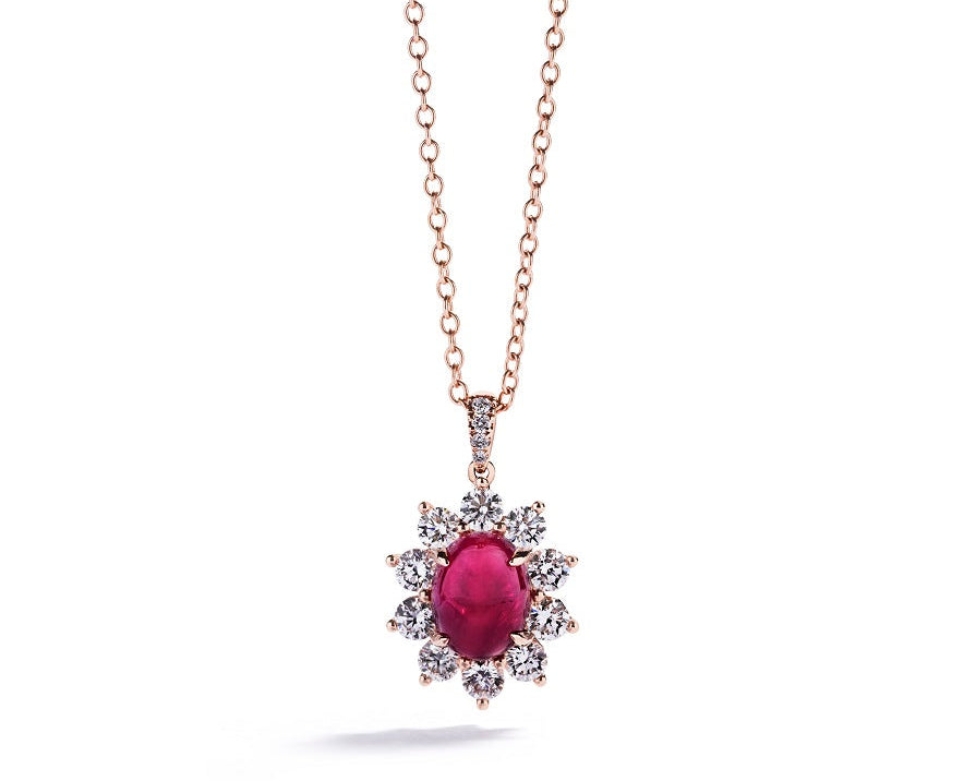 Vedhæng i 18 kt. rosaguld prydet med en 2,66 ct. Pinkish Red oval cabochonsleben Grønlandsk Rubin omkranset af  14 Top Wesselton/VVS-VS brillanter, i alt 1,13 ct.   Grønlandske Rubiner er varmebehandlede.