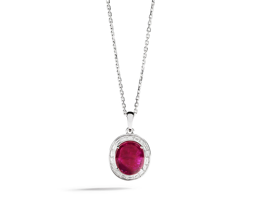 Rubin rosétvedhæng i hvidguld med 4,27 ct. Grønlandsk rubin og baguetteslebne diamanter