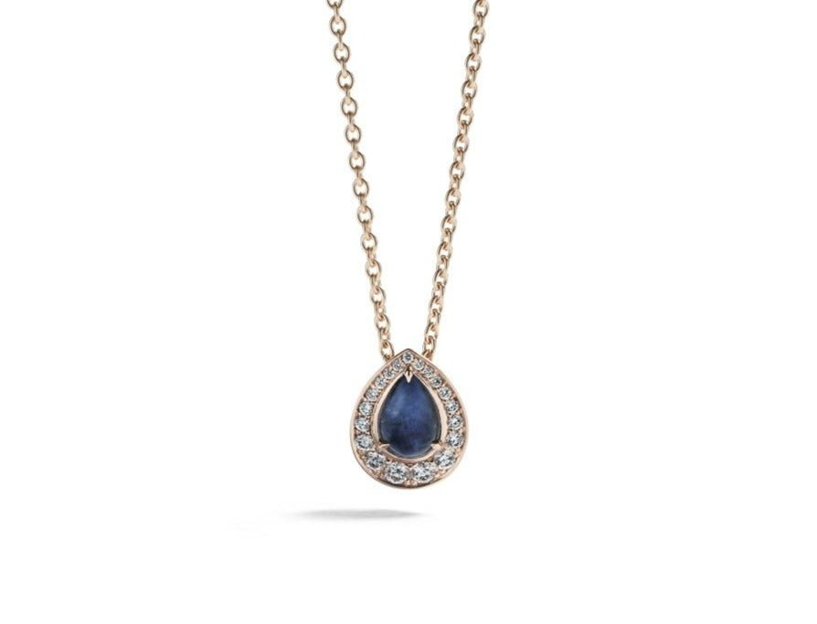 Rosetvedhæng i 18 kt. rosaguld prydet med en 1,59 ct. dråbesleben Grønlandsk Blå Safir omkranset af 19 Top Wesselton/VVS-VS brillanter, i alt 0,24 ct.  