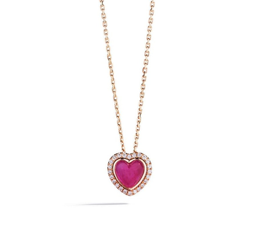 "Double Love" rosetvedhæng i 18 kt. rosaguld prydet med en 1,01 ct. hjertesleben Grønlandsk Pink Safir omkranset af 22 Top Wesselton/VVS-VS brillanter, i alt 0,10 ct.                                                                     Grønlandske Pink Safirer er varmebehandlede.
