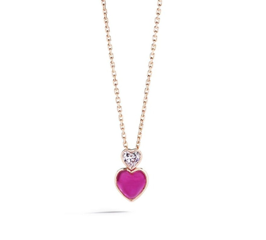 "Double Love" vedhæng i 18 kt. rosaguld prydet med en 1,59 ct. hjertesleben Grønlandsk Safir samt en 0,24 ct. Top Wesselton/VS hjertesleben diamant. 