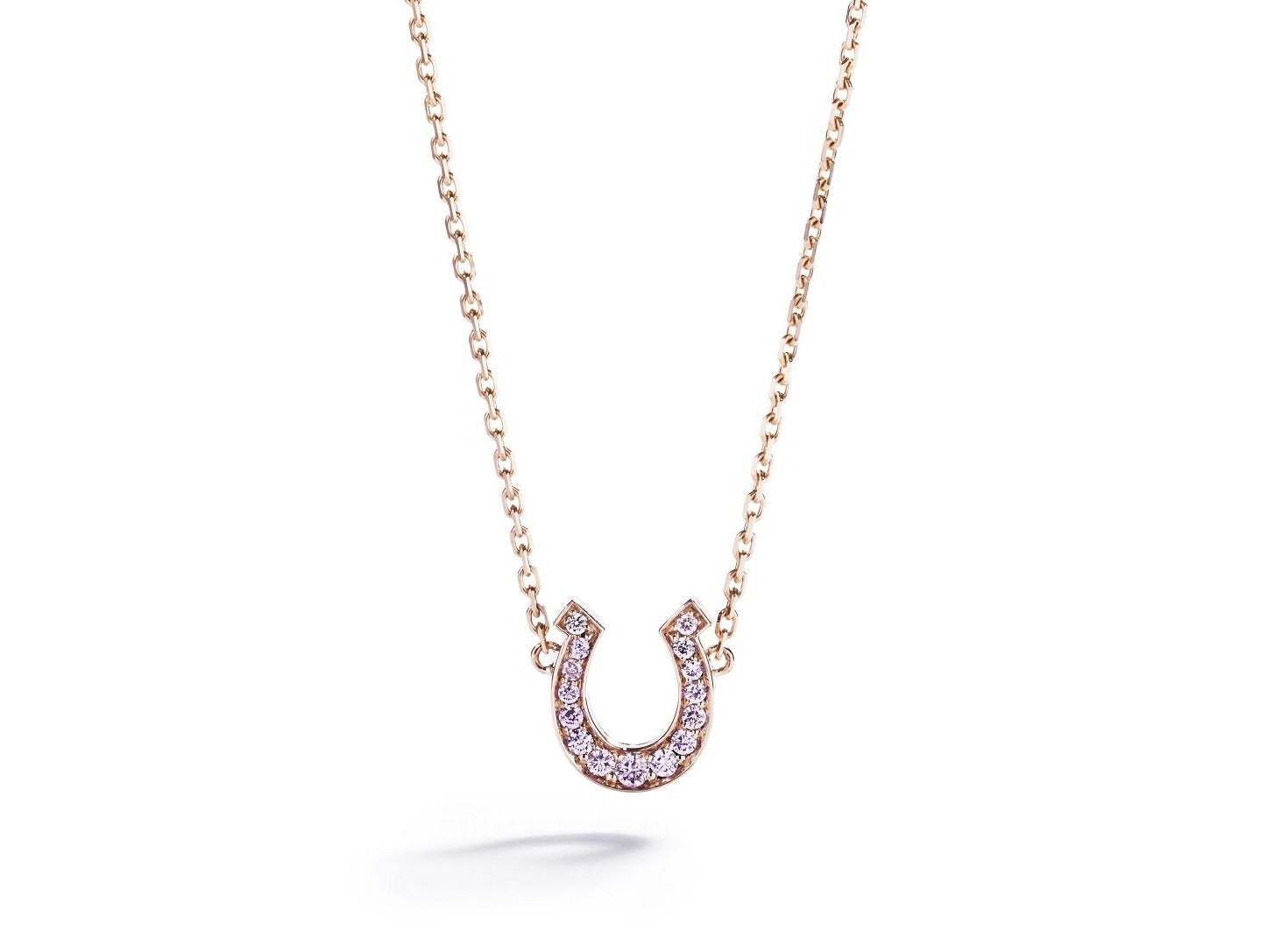 Diamantvedhæng i form af hestesko fra Hartmann's i 18 kt. rosaguld med 15 Argyle Pink brillanter