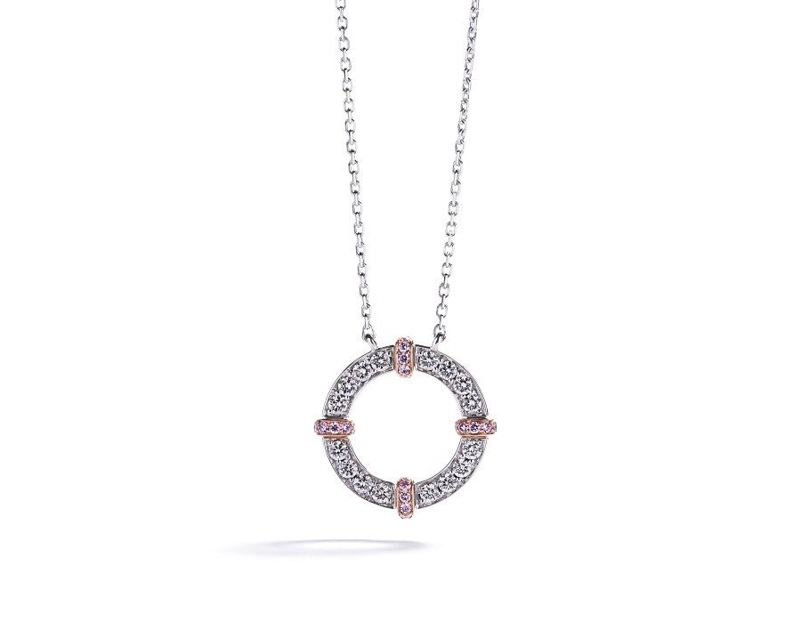 Halskæde i 18 kt. hvidguld prydet med 20 Natural Fancy Pink/SI-P diamanter, i alt 0,09 ct. og 16 Top Wesselton/VVS-VS diamanter, i alt 0,32 ct.                                                                                                                                  Kæden måler fra 42-45 cm.