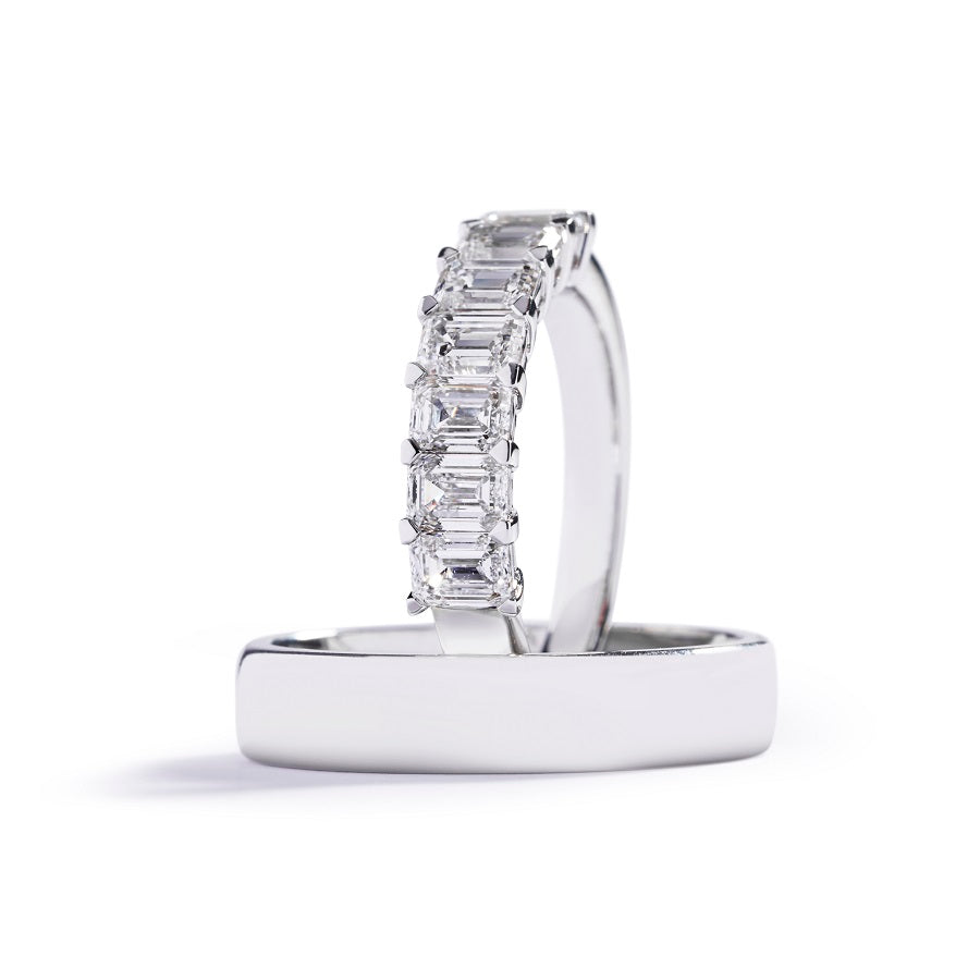Alliancering i 18 kt. hvidguld prydet med 7 smaragdslebne River/VVS1-VVS2 diamanter, i alt 2,11 ct.  Damering kr. 69.500,-                                            Herrering 5 mm i 18 kt. hvidguld. Kr. 10.300,-