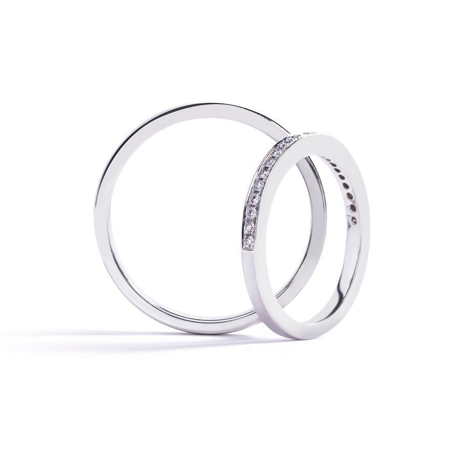 Alliancering i 18 kt. hvidguld prydet med 22 Top Wesselton/VVS-VS brillanter, i alt 0,14 ct. Kr. 7.900,-  Herrering 4 mm i 18 kt. hvidguld. Kr. 8.000,-  Fås også i 18 kt. gulguld.