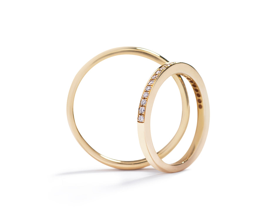 Vielsesringe i 18 kt. gulguld fra Hartmann's - damering med 22 brillanter