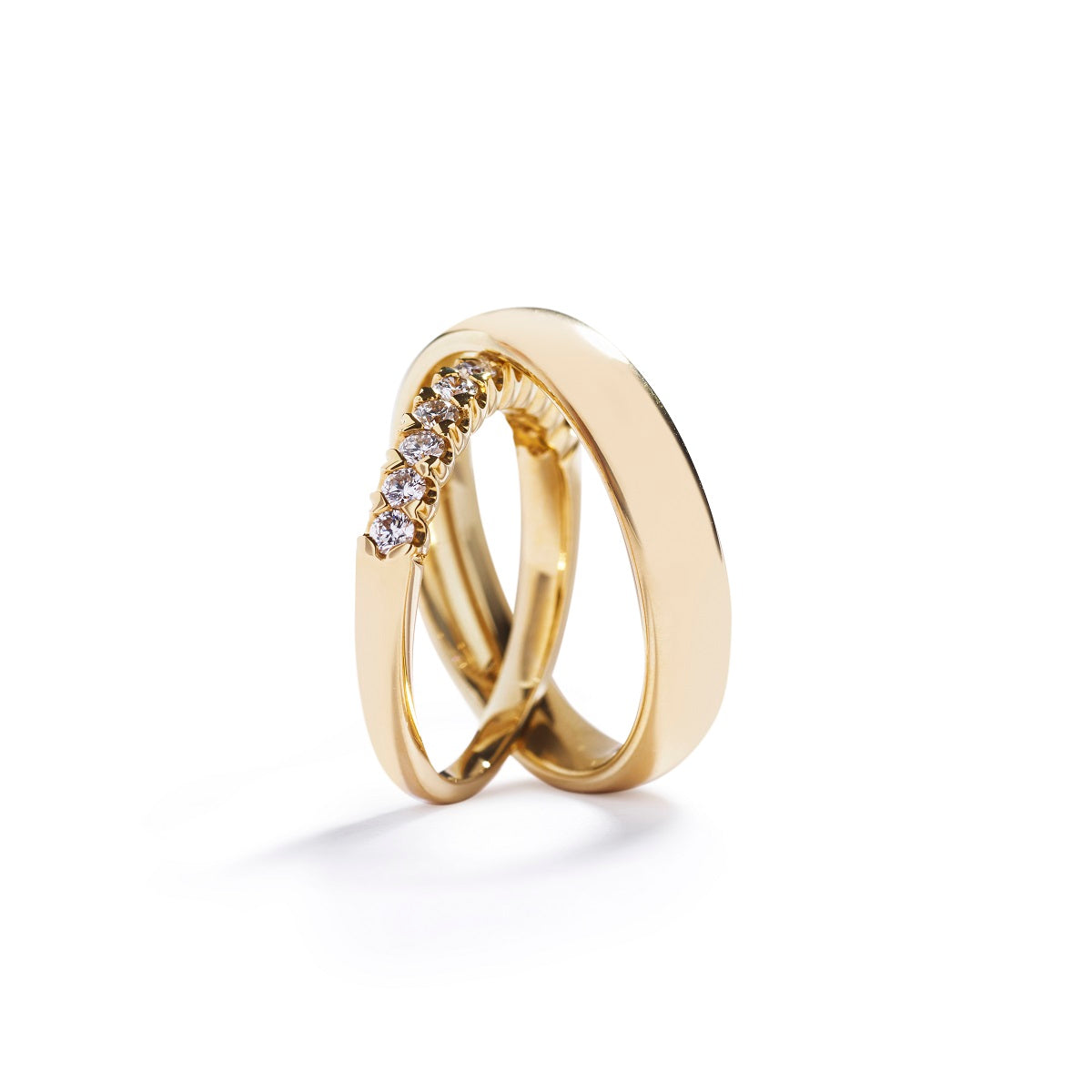 Vielsesringe i 18 kt. gulguld fra Hartmann's - damering med 11 brillanter