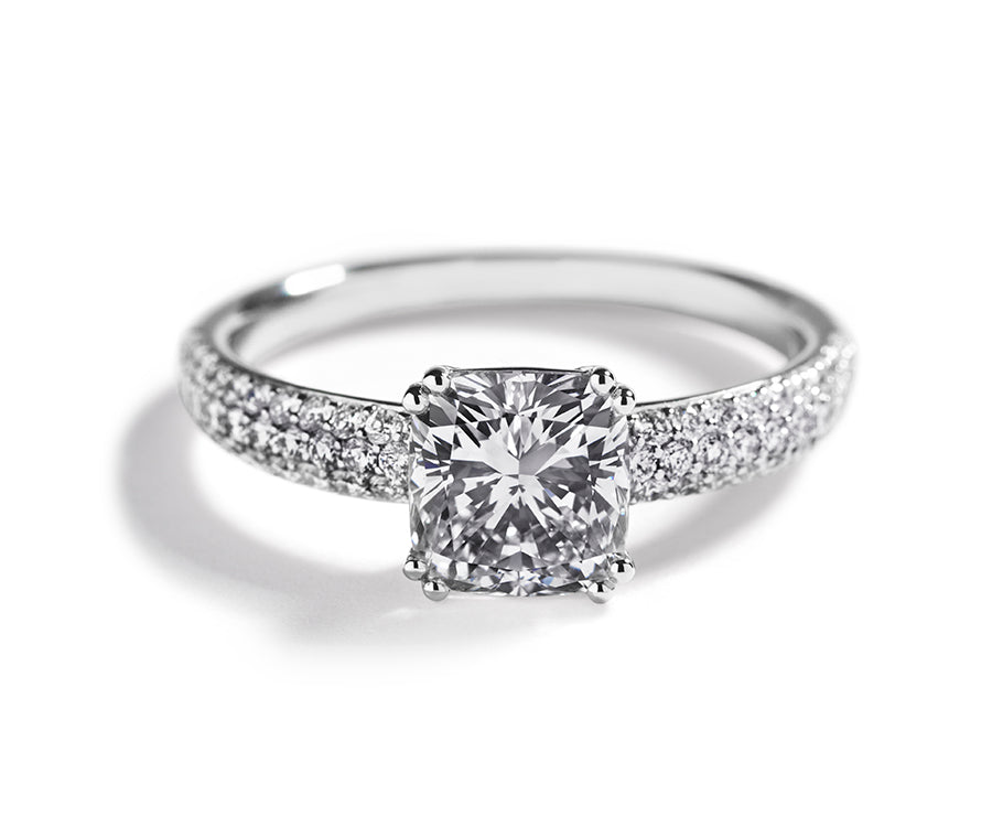 Diamantring i platin med radiant-cut diamant og brillanter