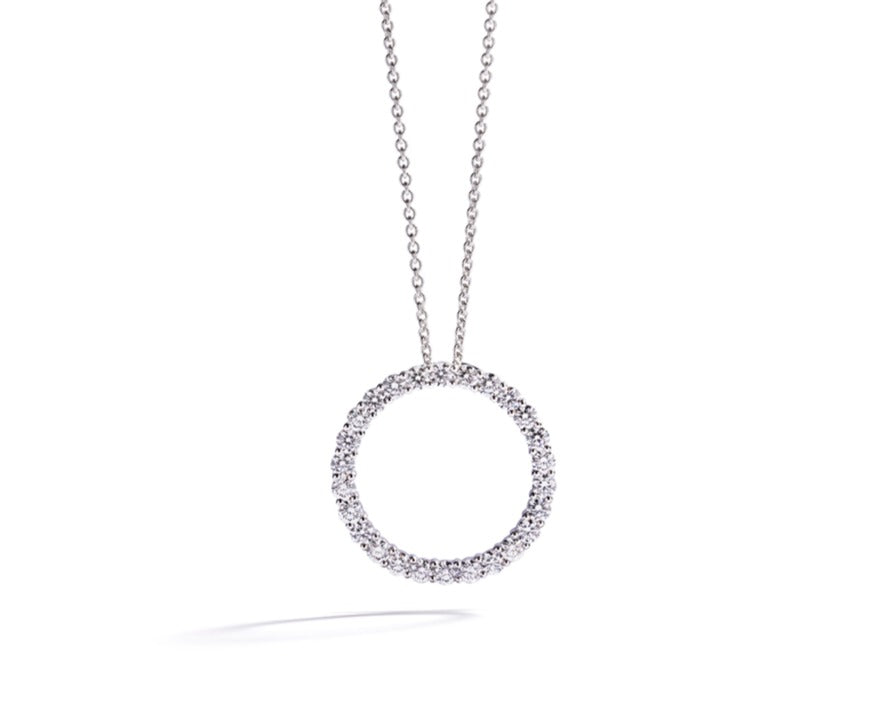 Cirkelvedhæng i 18 kt. hvidguld prydet med 26 brillanter  Top Wesselton/VVS-VS, i alt 2,62 ct.